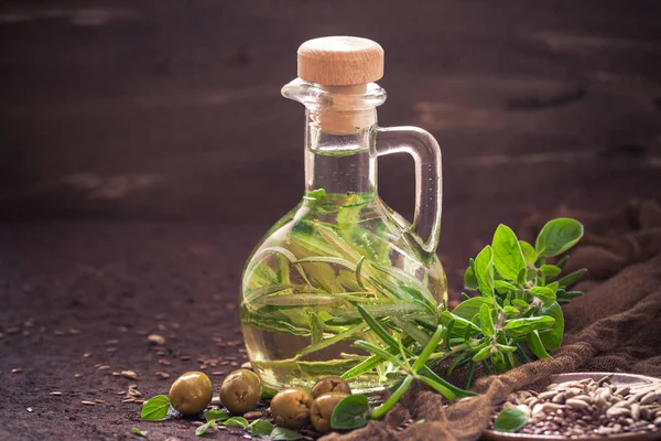 Una Botella Llena Aceite Oliva Con Adición Ramitas Una Rama —  Fotos de Stock