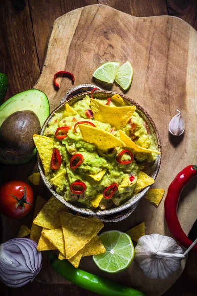 Een Kom Van Guacamole Met Chips Ingrediënten Tomaat Sambal Lime — Stockfoto