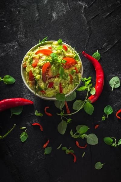 Castron Guacamole Roșii Ardei Iute Var Ceapă Usturoi Mărar Oregano — Fotografie, imagine de stoc