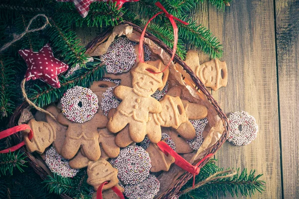 Noel tablo: gingerbreads sepetle. Tatlılar ve Ladin dal. Metin için yer