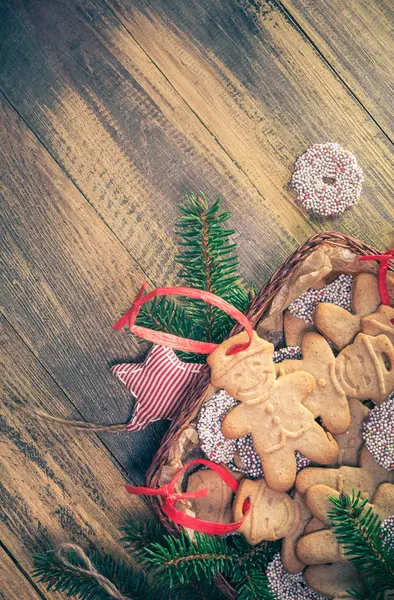 Karácsonyi Asztal Kosár Gingerbreads Édességek Sprigs Lucfenyő Hely Szöveg — Stock Fotó