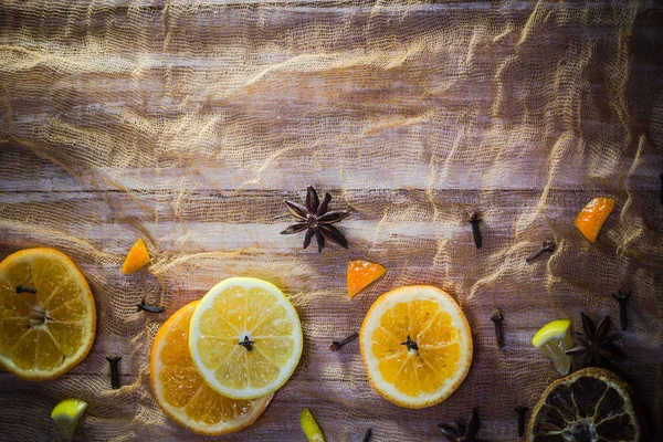 Цитрусовые Специи Красочный Фон Ломтиками Лимона Апельсина Гвоздики Корицы — стоковое фото