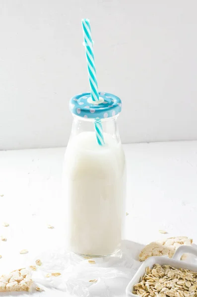 自制牛奶在巴蒂 白色排列 — 图库照片