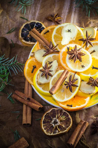 药茶的配料 柑橘和香料柠檬 丁香和肉桂片 — 图库照片