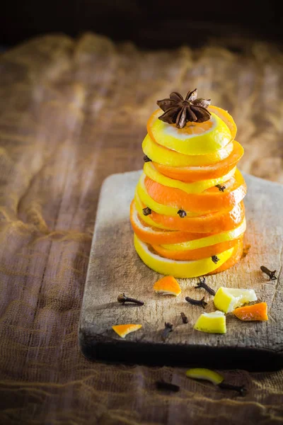Pyramid Lemon Orange Slices Cloves Cinnamon Spices Citruses Delicious Warming — Stock Photo, Image