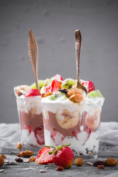 Yoghurt Fruit Dessert Strawberries Banana Kiwi Raisins Sunflower Seeds Oatmeal — Stock Photo, Image