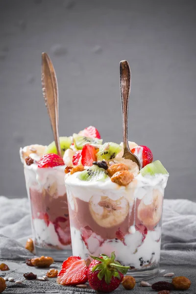 Postre Fruta Yogur Con Fresas Plátano Kiwi Pasas Semillas Girasol —  Fotos de Stock