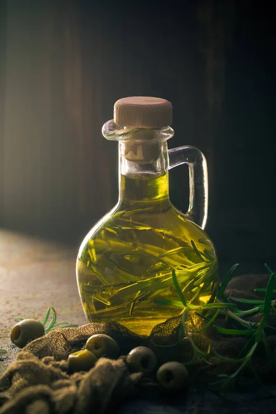 Botella llena de aceite de oliva además ramitas rama de romero —  Fotos de Stock