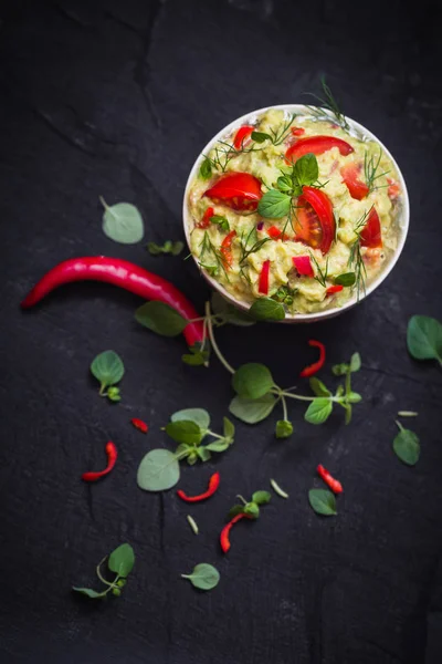 Bol guacamole tomate piment poivre citron vert oignon ail aneth et o — Photo