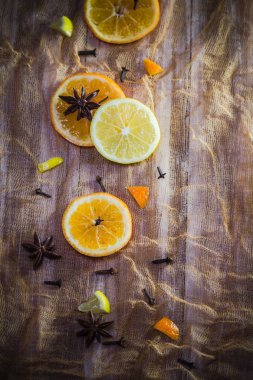 Narenciye baharat renkli arka plan dilim limon portakal karanfil cin