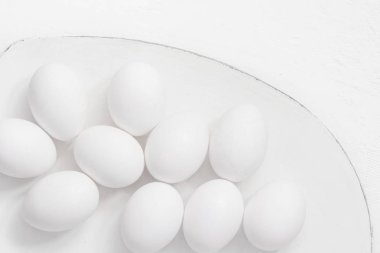 Paskalya arkaplanı beyaz yumurta tabağı