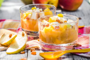 Meyveli tatlı armut nektarin kuru üzüm