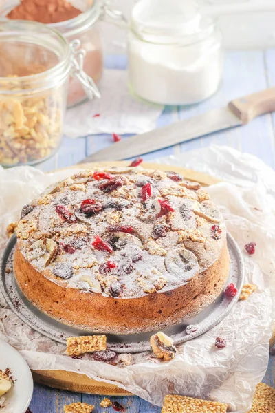 Leckerer Bananenkuchen mit Nüssen, Sesam und Preiselbeeren auf einem Waldboden — Stockfoto