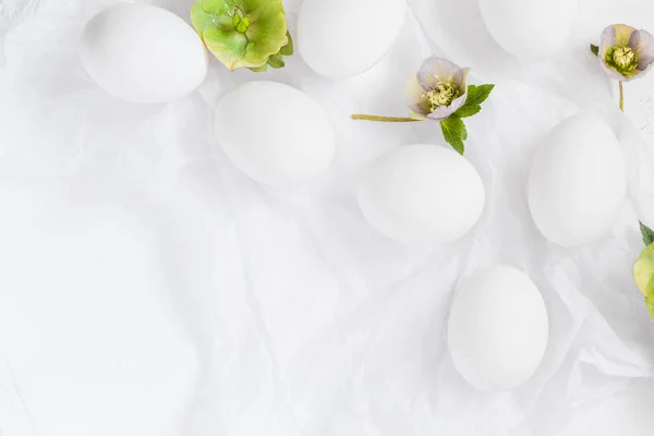 イースターホワイトの背景の卵の花 — ストック写真