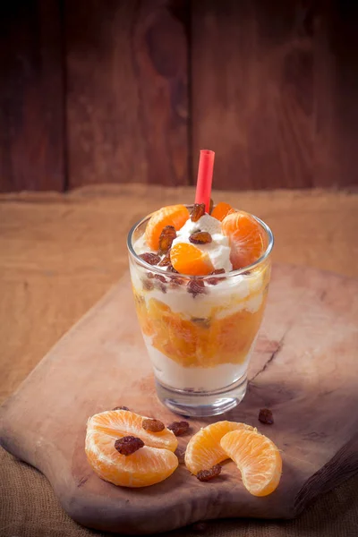 Färsk frukt mandarin yoghurt och russin — Stockfoto