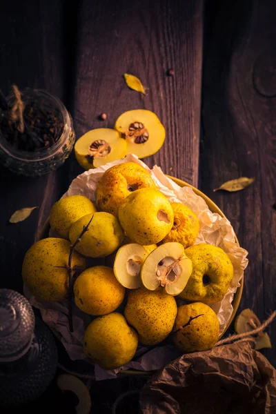Frutta ramoscelli mela cotogna tavolo in legno — Foto Stock