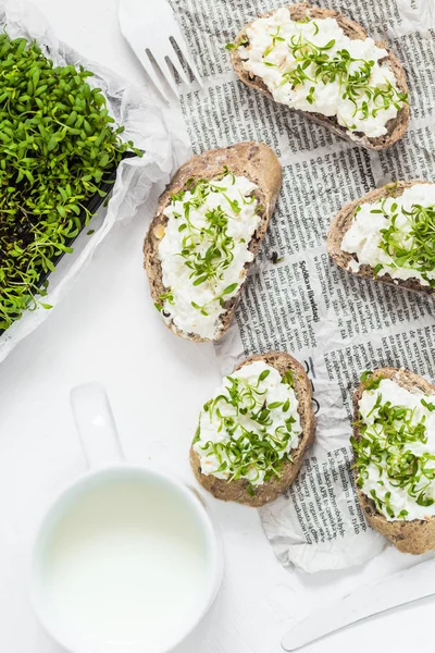 Gesundes Frühstück Sandwiches weißer Frischkäse Croissants Milch — Stockfoto