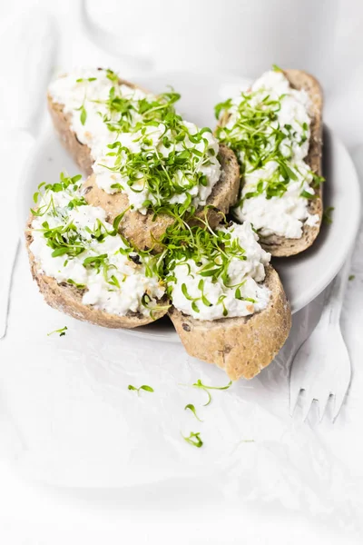 Sani panini per la colazione crema di formaggio bianco croissant latte — Foto Stock