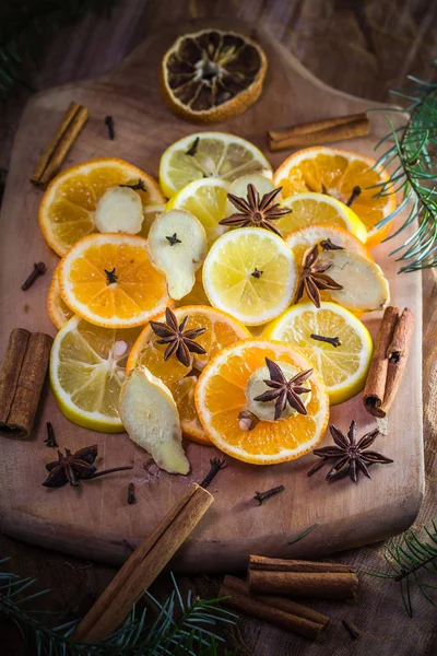 Ingredientes té medicinal Cítricos especias Rebanadas limón naranja ging —  Fotos de Stock