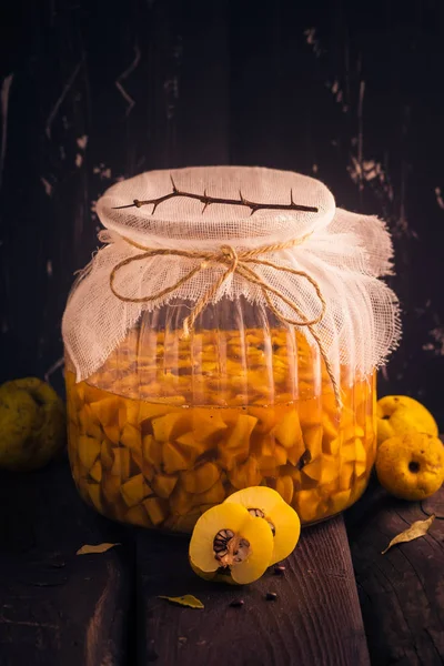 Tarro de membrillo de fruta en rodajas cubierto de azúcar —  Fotos de Stock