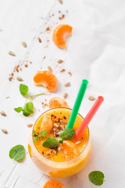 Printemps orange jus d'agrumes meilleure perte de poids — Photo