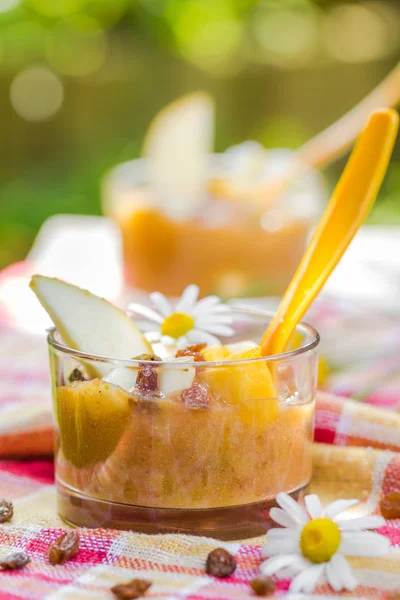 Sommergetränk Garten Smoothie Birnen Nektarinen Rosinen — Stockfoto