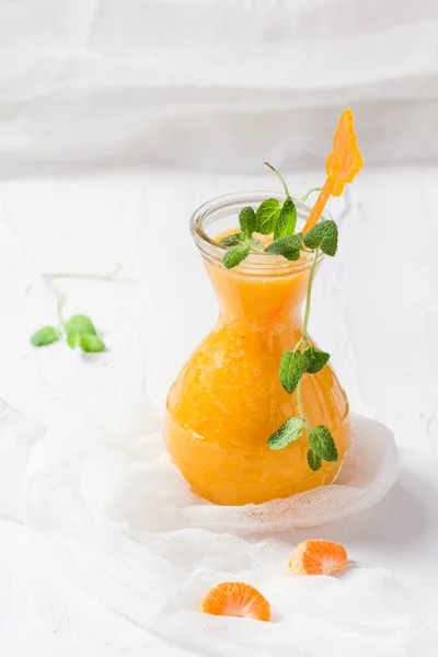 De juice mandariner skål frukt myntablad — Stockfoto