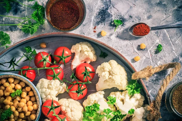 Ingredients vegetarian dish cauliflower baked chickpeas tomatoes — Stock Photo, Image