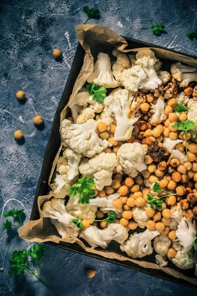 Ingredients vegetarian dish cauliflower baked chickpeas — Stock Photo, Image