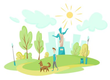 Genç adam köpeğiyle şehir parkında yürüyor. Yüksek evlerin arka planında manzara. Parkın ortasındaki anıt. Çimler ve ağaçlar düz bir şekilde. Yeşil Park bitkileri büyük kasabanın merkezinde.