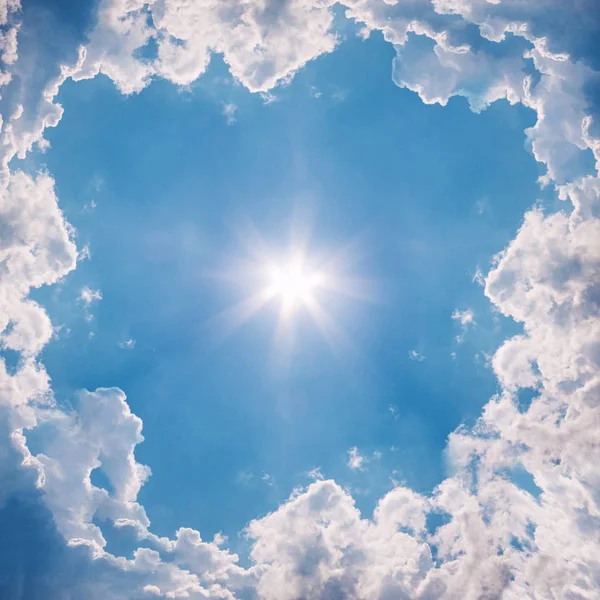 Голубое небо с белыми облаками и солнцем. Естественный фон — стоковое фото