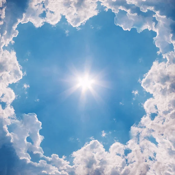 Céu azul com nuvens brancas e sol. O fundo natural — Fotografia de Stock