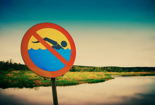Немає Знака Плавання Над Озером Стокове Фото