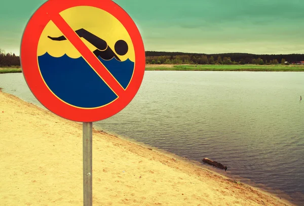 湖の上に水泳標識はない ストックフォト
