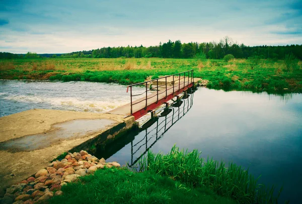 Kırsal Bölgedeki Bir Nehirde Eski Paslı Bir Baraj Stok Fotoğraf