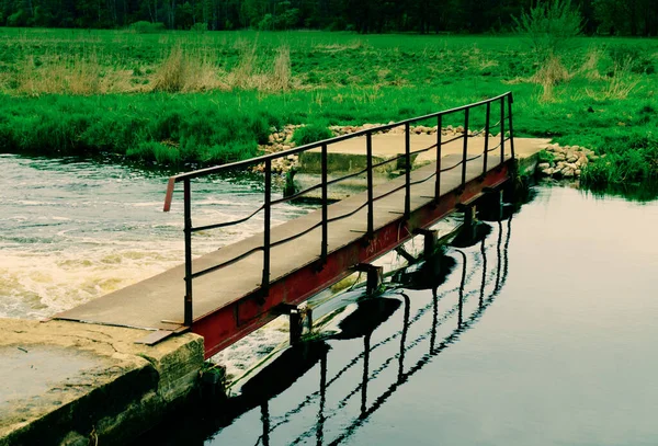 Ein Alter Rostiger Damm Einem Fluss Einer Ländlichen Gegend lizenzfreie Stockfotos