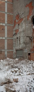 Çok kirlenmiş endüstriyel bir fabrikanın kalıntıları, sanayi serisi.