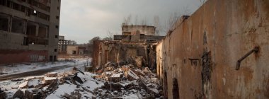 Çok kirlenmiş endüstriyel bir fabrikanın kalıntıları, sanayi serisi.