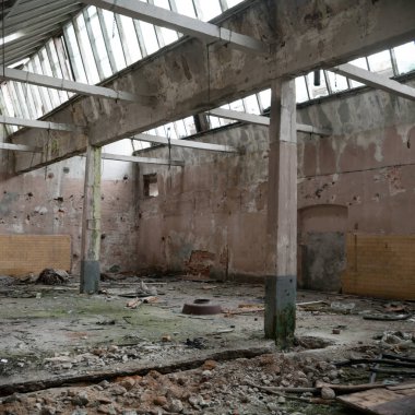 Çok kirlenmiş endüstriyel bir fabrikanın kalıntıları, sanayi serisi.