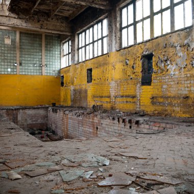 Çok kirlenmiş endüstriyel bir fabrikanın kalıntıları, sanayi serisi.