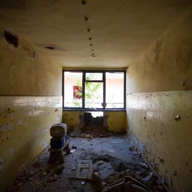 Çok kirlenmiş endüstriyel bir fabrikanın kalıntıları, sanayi serisi.