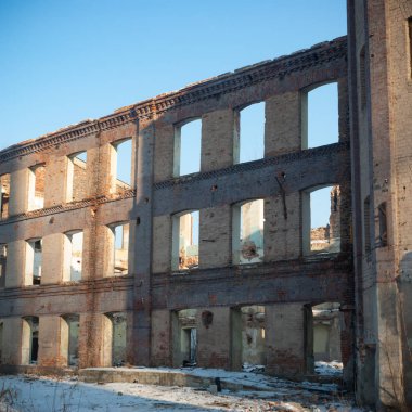 Çok kirlenmiş endüstriyel bir fabrikanın kalıntıları, sanayi serisi.
