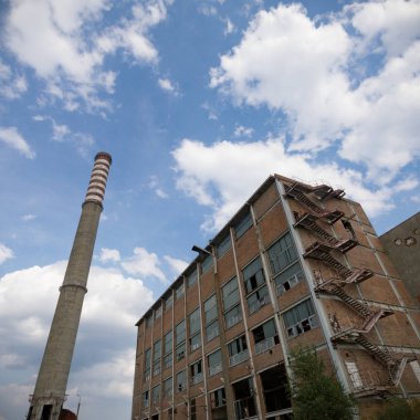 Çok kirlenmiş endüstriyel bir fabrikanın kalıntıları, sanayi serisi.