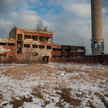 Çok kirlenmiş endüstriyel bir fabrikanın kalıntıları, sanayi serisi.