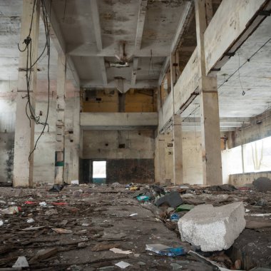 Çok kirlenmiş endüstriyel bir fabrikanın kalıntıları, sanayi serisi.