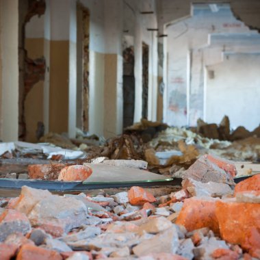 Çok kirlenmiş endüstriyel bir fabrikanın kalıntıları, sanayi serisi.