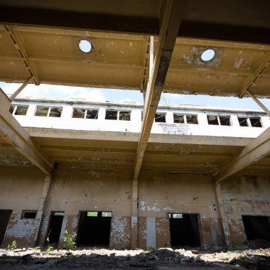 Çok kirlenmiş endüstriyel bir fabrikanın kalıntıları, sanayi serisi.