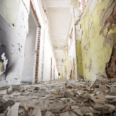 Çok kirlenmiş endüstriyel bir fabrikanın kalıntıları, sanayi serisi.