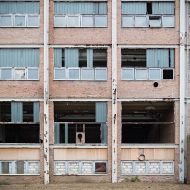 Çok kirlenmiş endüstriyel bir fabrikanın kalıntıları, sanayi serisi.