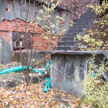 Çok kirlenmiş endüstriyel bir fabrikanın kalıntıları, sanayi serisi.